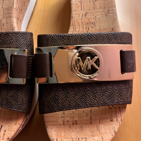 Size 8.5 Micheal Kors Sandal , Gold MK signature on the front - Picture 2 of 5